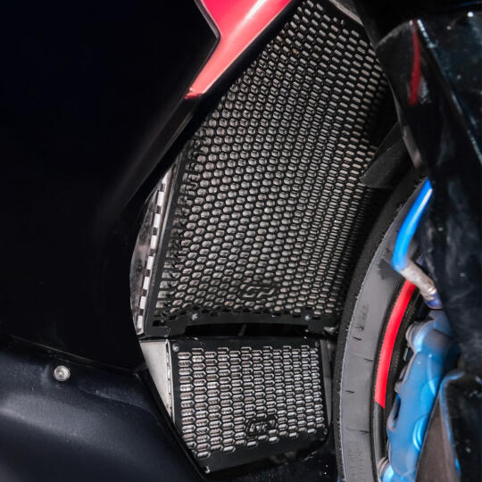 GP Kompozit BMW M 1000 RR 2021-2026 Uyumlu Radyatör Koruma Siyah (1)