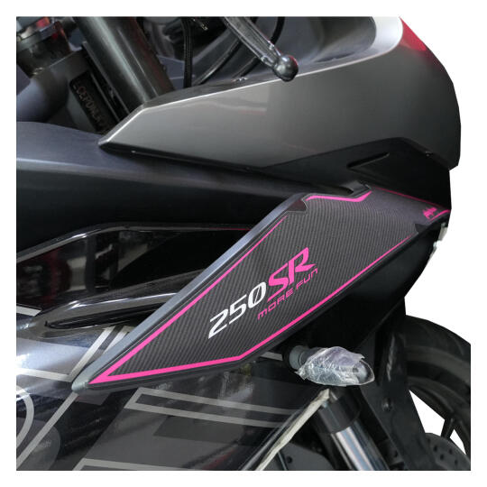 GP Kompozit CF Moto 250 SR 2026 Uyumlu Kanat Grenaj Stickeri Pembe-Karbon (1)