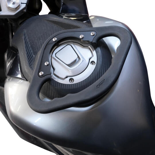 GP Kompozit CF Moto 450 SR 2023-2024 Uyumlu Depo Üstü Artçı Tutamak Siyah (1)