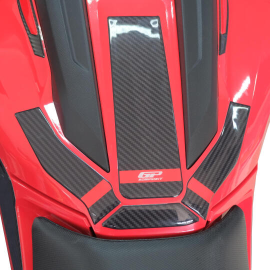 GP Kompozit Honda NC 750 X 2025-2026 Uyumlu Yeni Seri Tank Pad Karbon-Kırmızı (1)