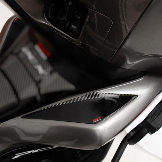 GP Kompozit Honda PCX 125 / 150 2018-2020 Uyumlu Yan Pad Siyah (1)