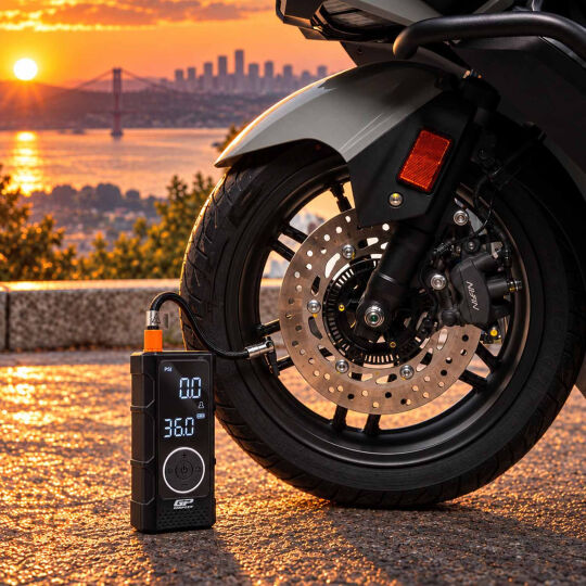 GP Kompozit P020-2 4in1 Dijital Ekranlı 150 PSI 3000 mAh Batarya Taşınabilir Şarjlı Hava Pompası (1)