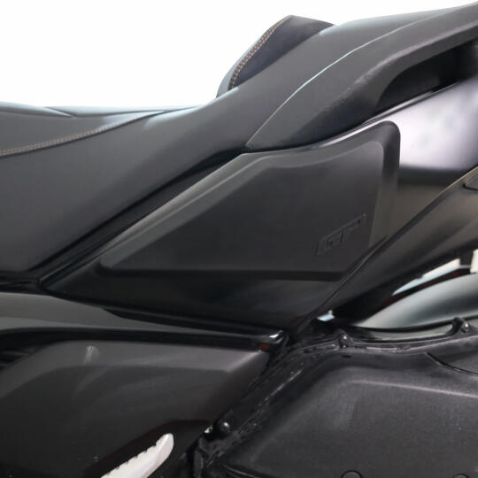 GP Kompozit Yamaha XMAX 250 2023-2026 Uyumlu Bacak ve Sele Altı Grenaj Koruma Seti Siyah (1)